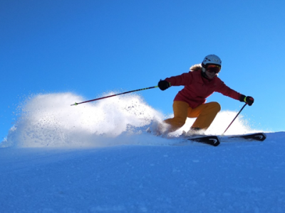 Skifahren am Wintersporttag - Berge, Sonne, Schnee: Einmal im Jahr haben die Schülerinnen und Schüler Gelegenheit beim Wintersporttag ihre Fähigkeiten in den diversen Wintersportarten unter Beweis zu stellen.
